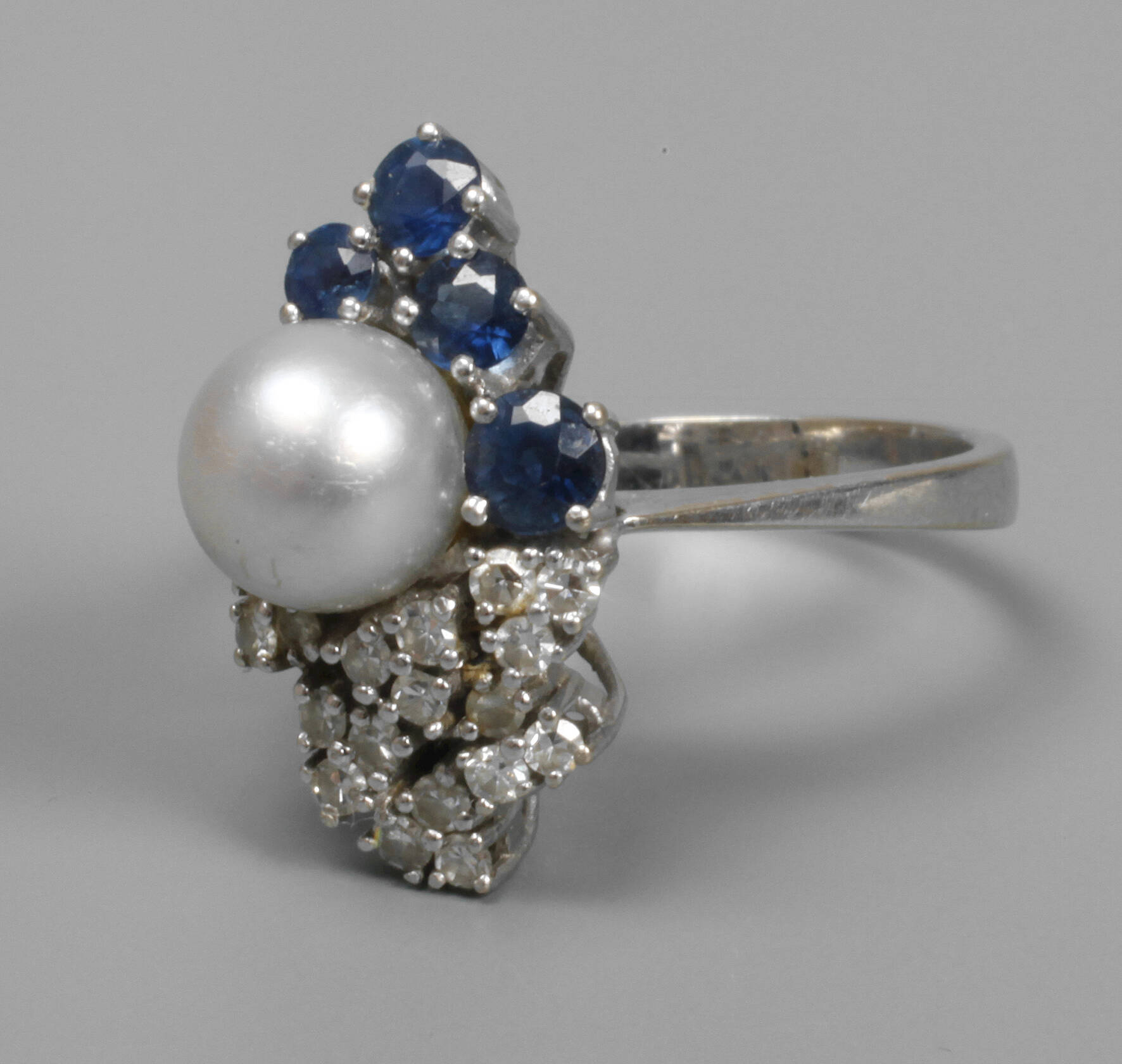 Damenring mit Perle, Saphiren und Diamanten