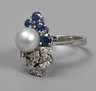Damenring mit Perle, Saphiren und Diamanten