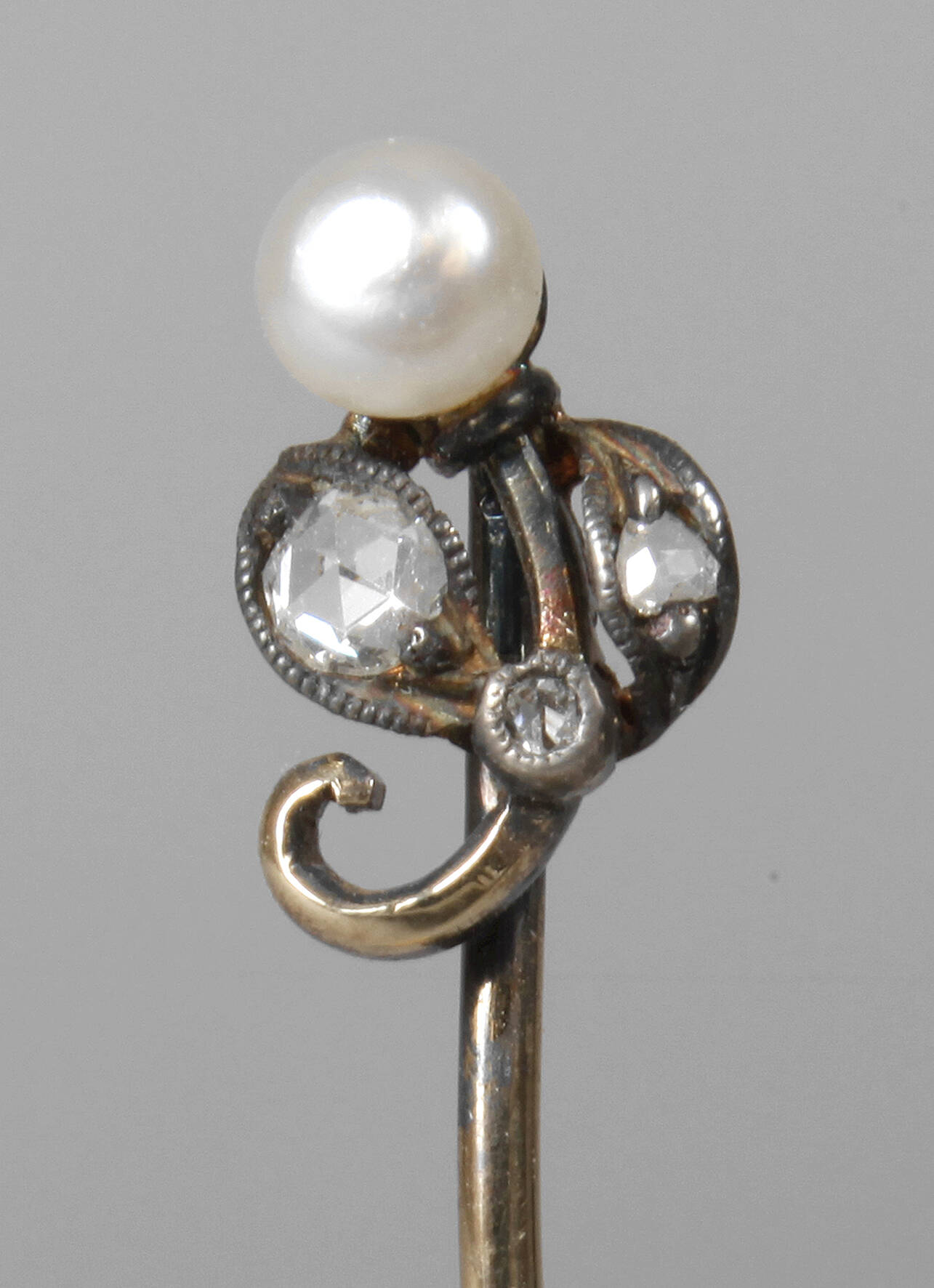 Reversnadel mit Diamanten und Perle