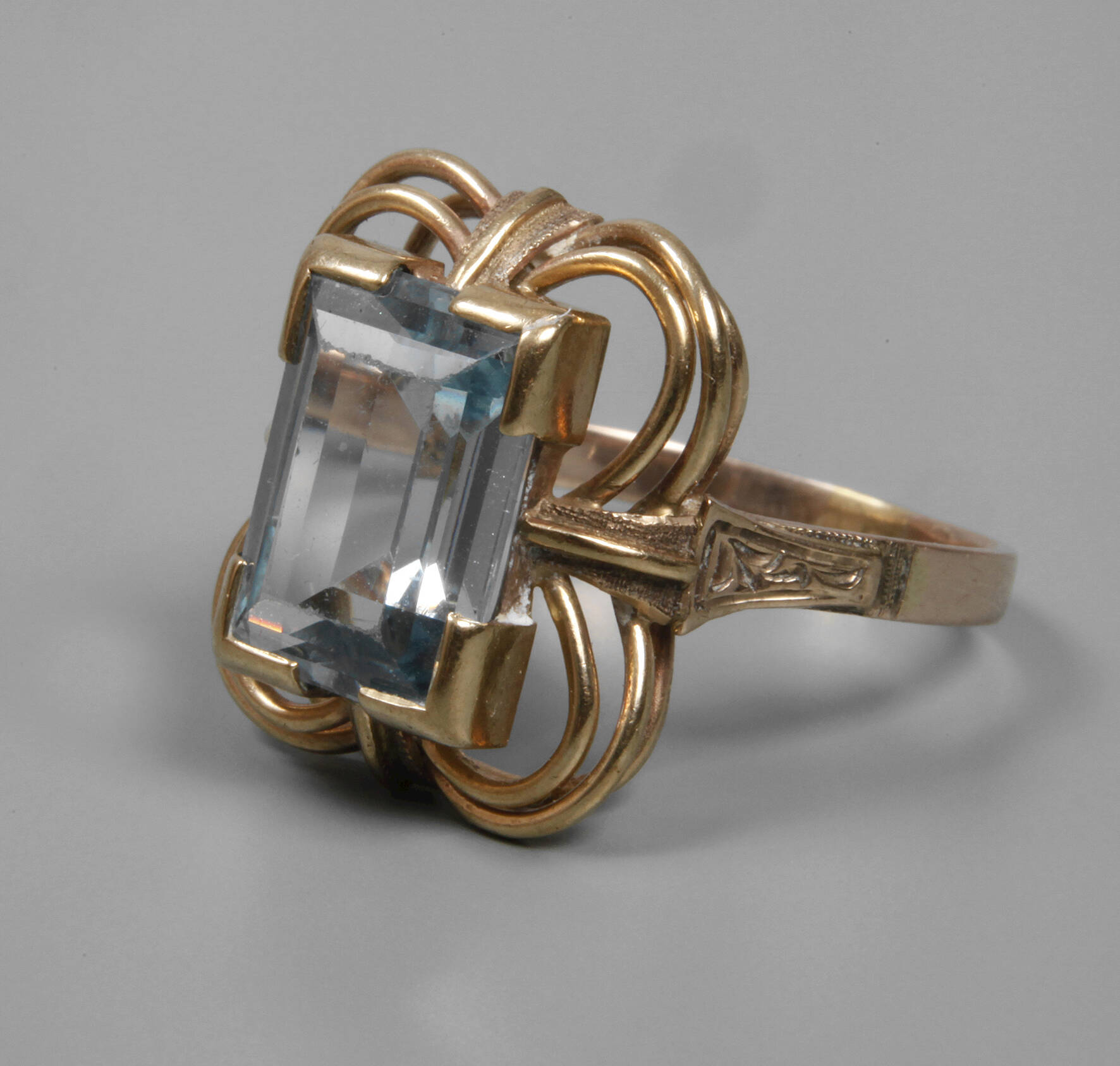 Damenring mit Steinbesatz