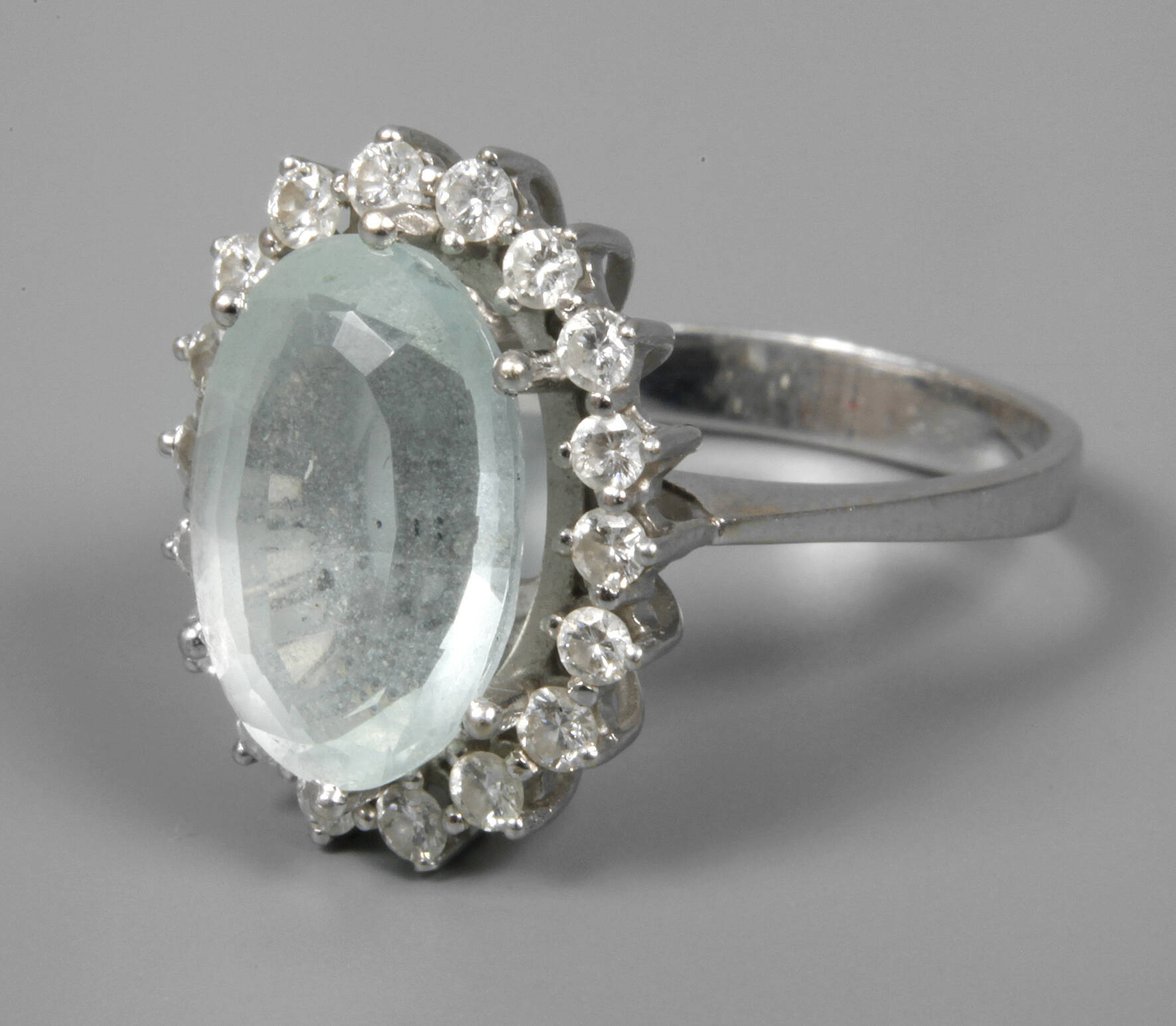 Damenring mit Aquamarin und Brillanten