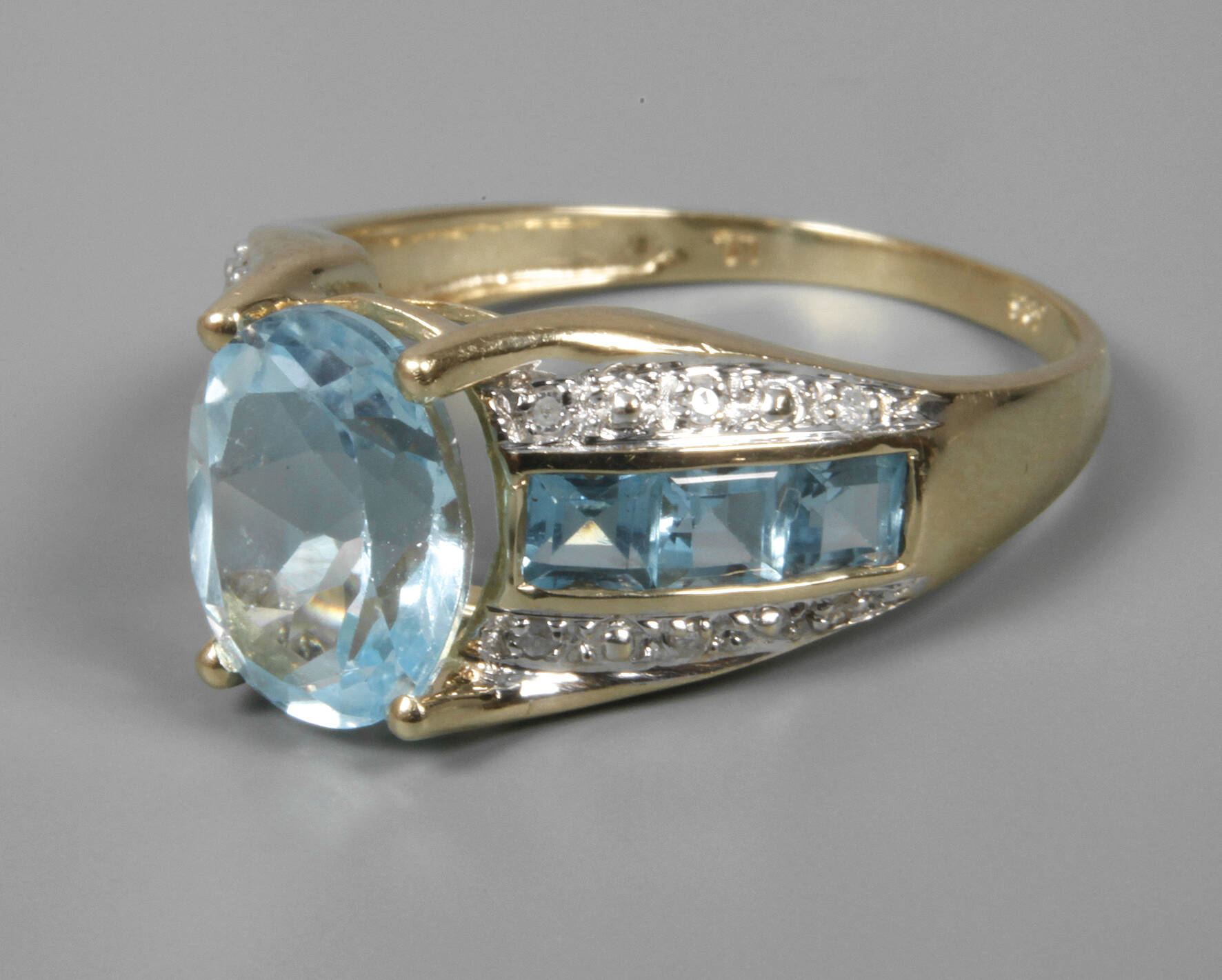 Damenring mit Topasen und Diamanten