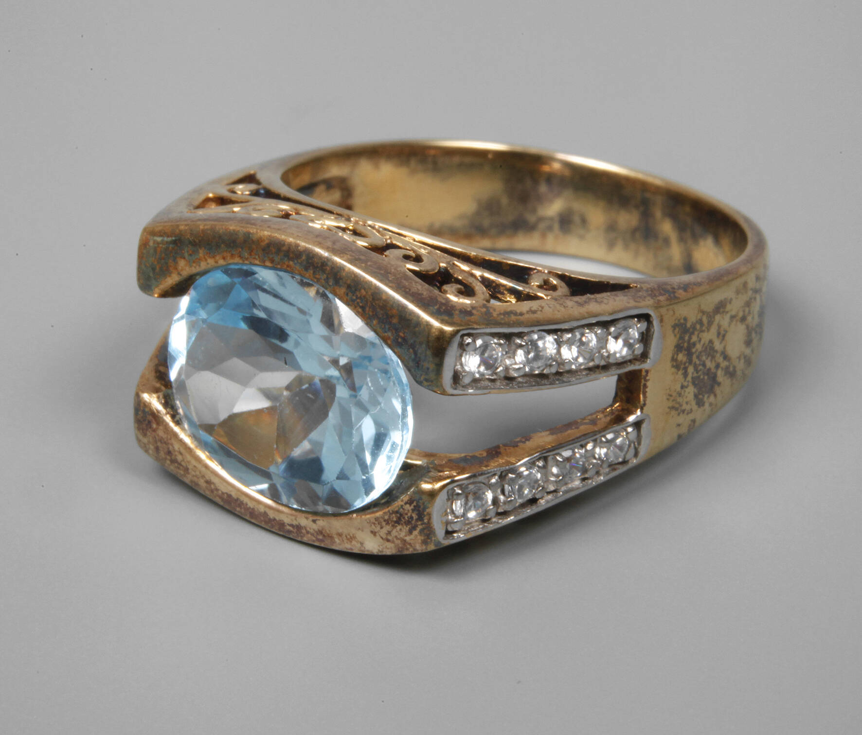 Damenring mit Steinbesatz