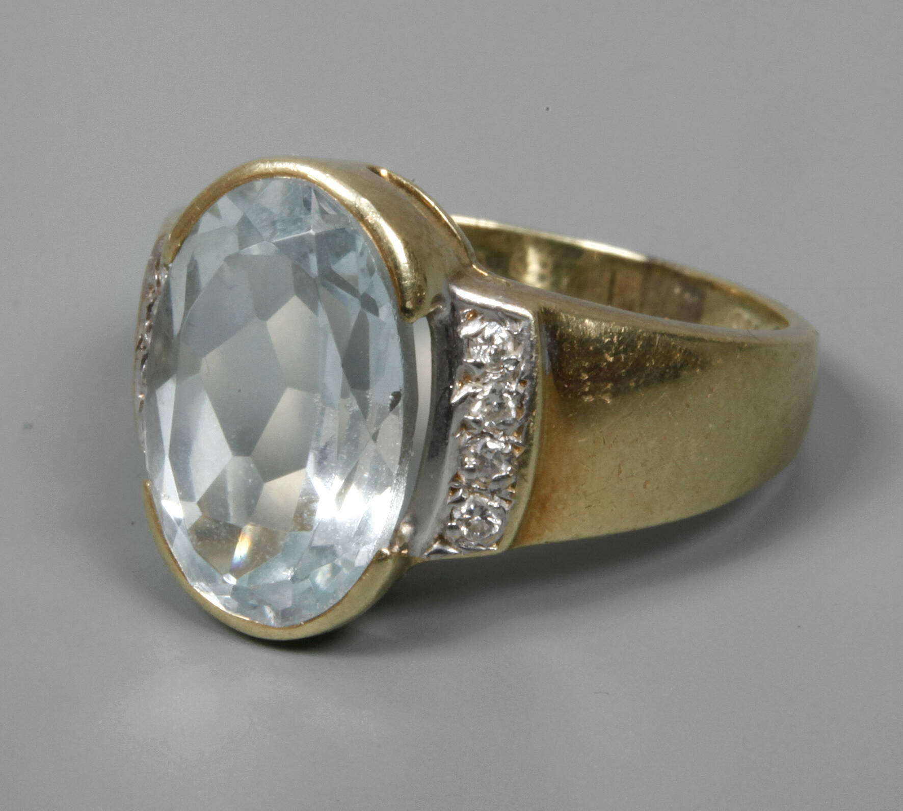 Damenring mit Aquamarin und Brillanten