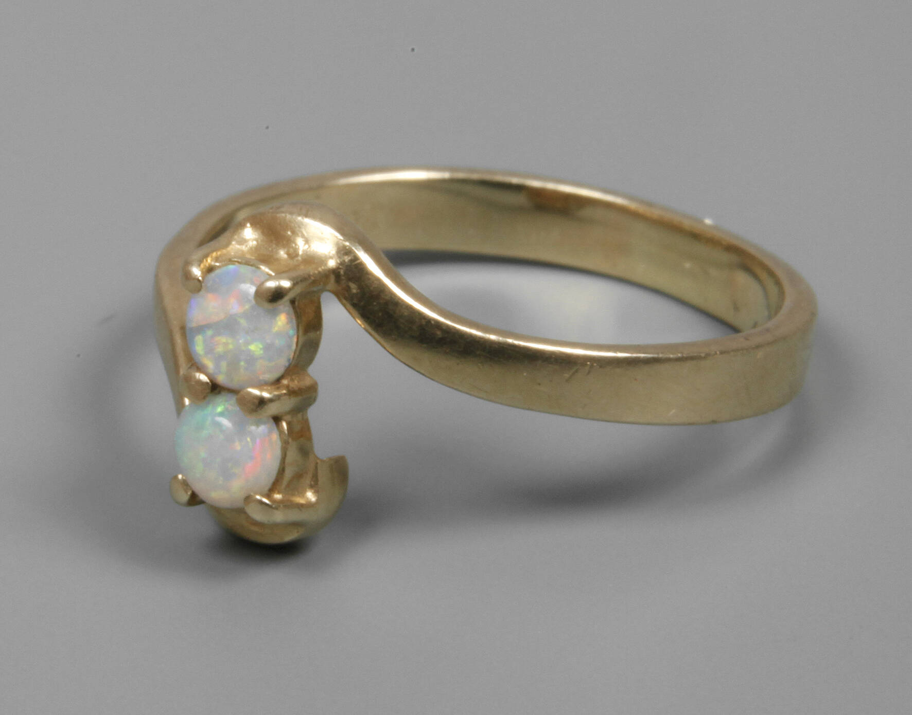 Damenring mit Edelopalen