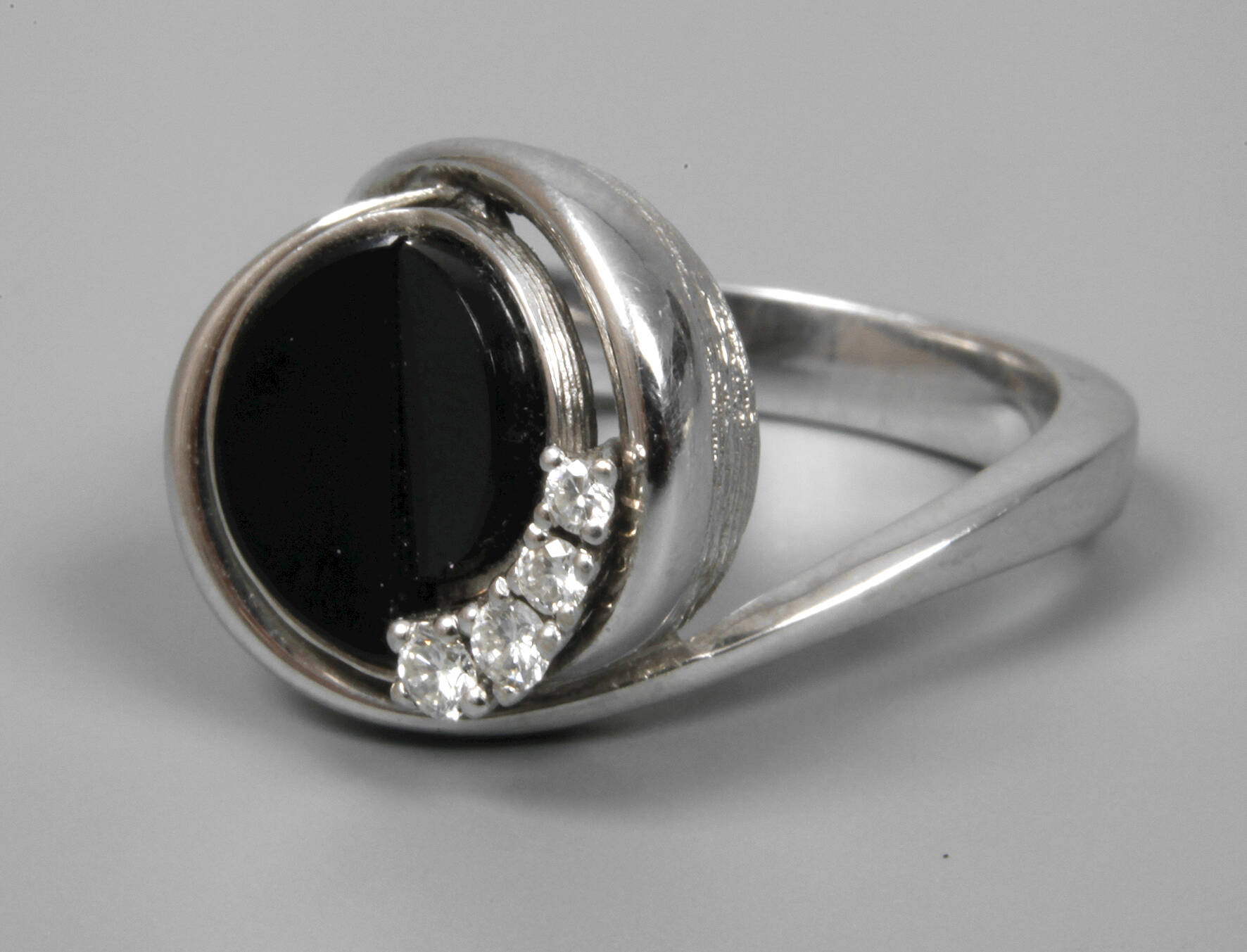 Damenring mit Onyx und Brillanten