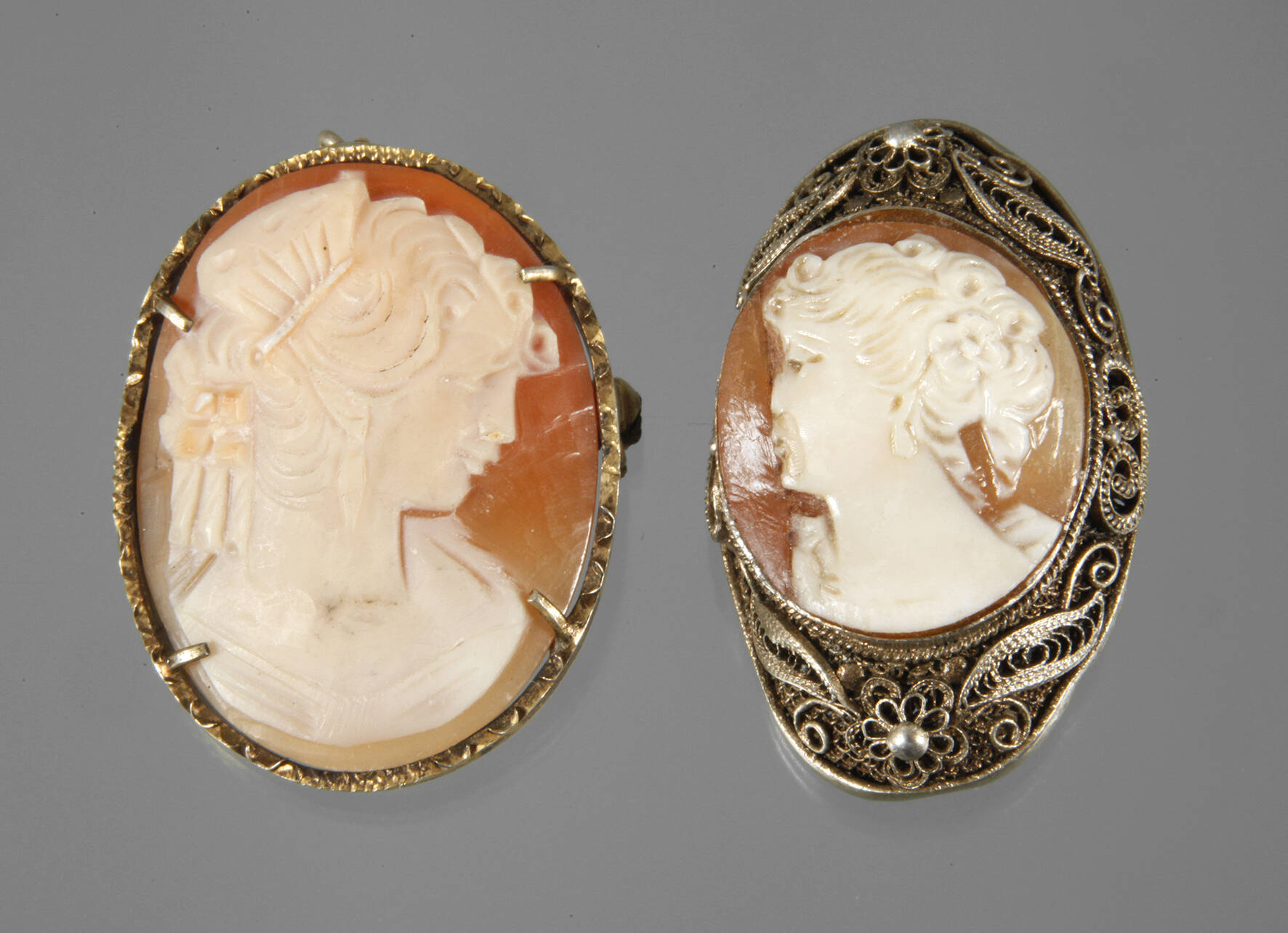 Zwei Kameenanhänger