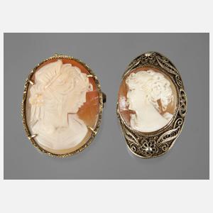 Zwei Kameenanhänger