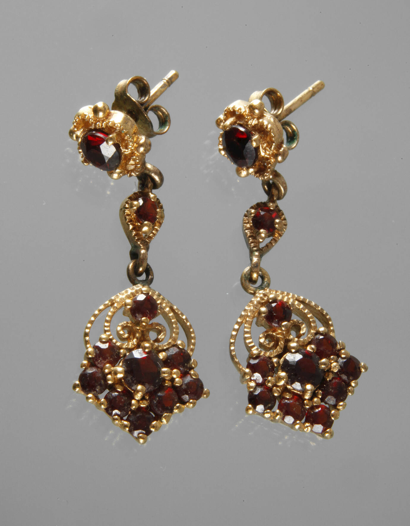 Paar Ohrhänger mit Granaten