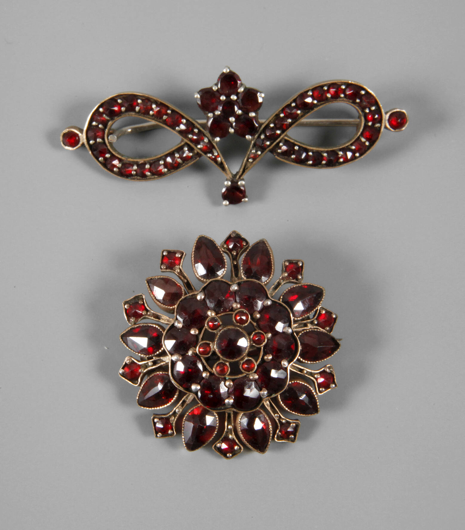 Zwei Broschen mit Granaten