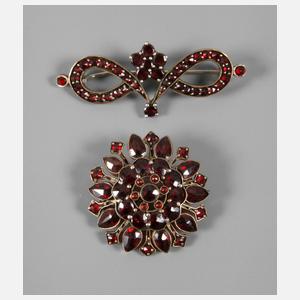 Zwei Broschen mit Granaten