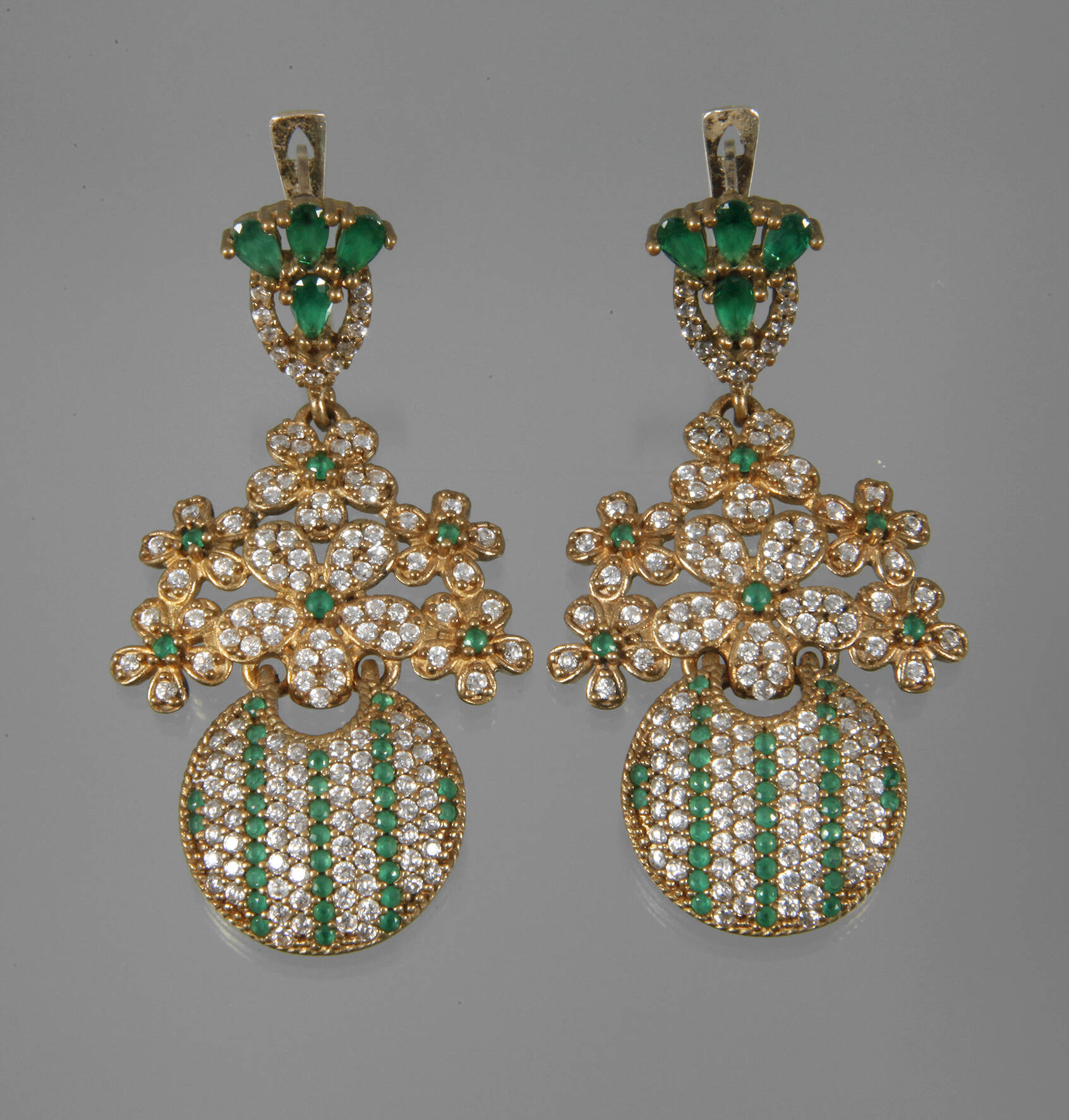 Prächtige Ohrhänger mit Steinbesatz