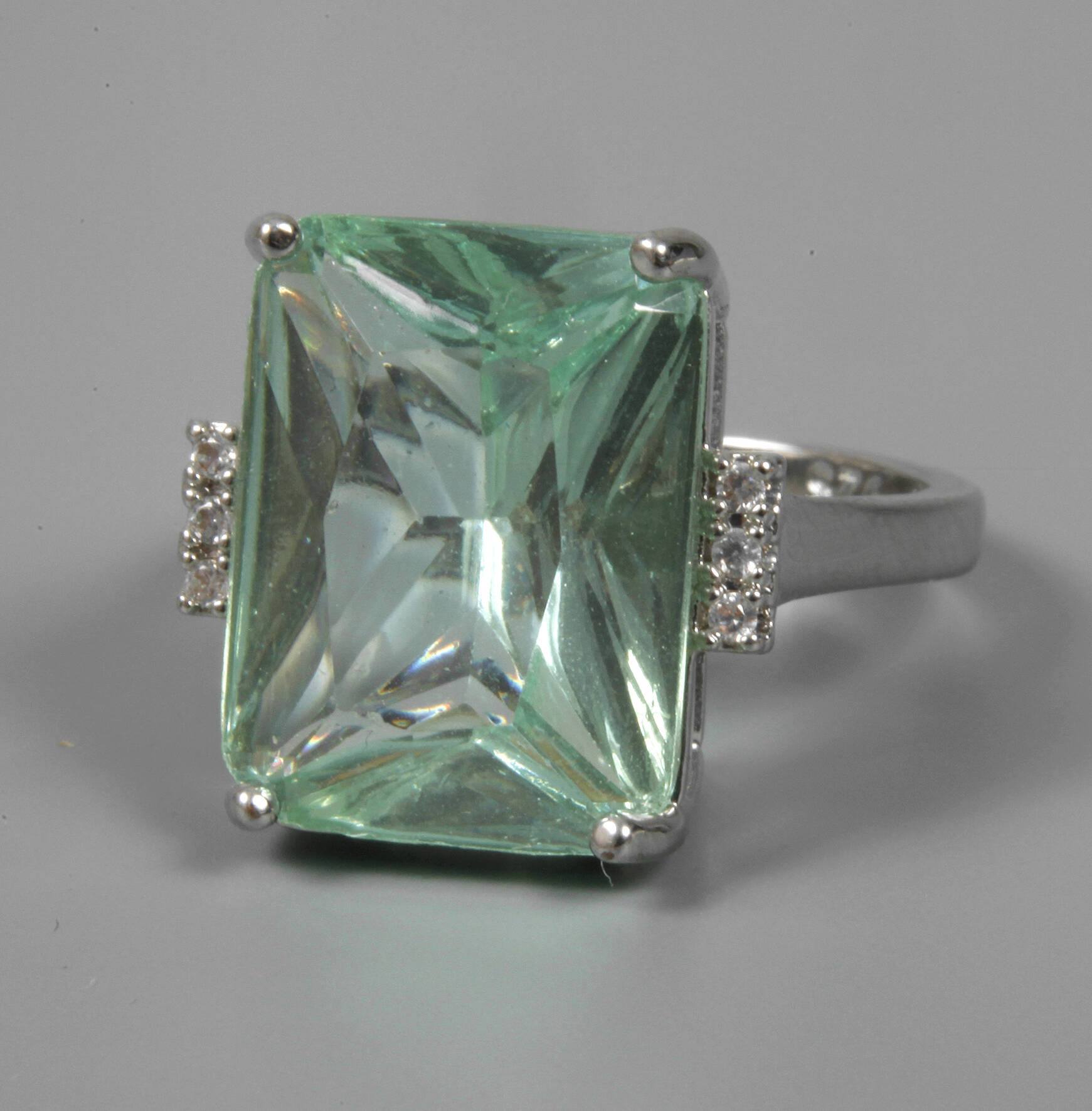 Damenring mit Steinbesatz