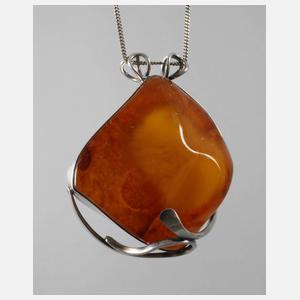 Anhänger mit großem Bernstein