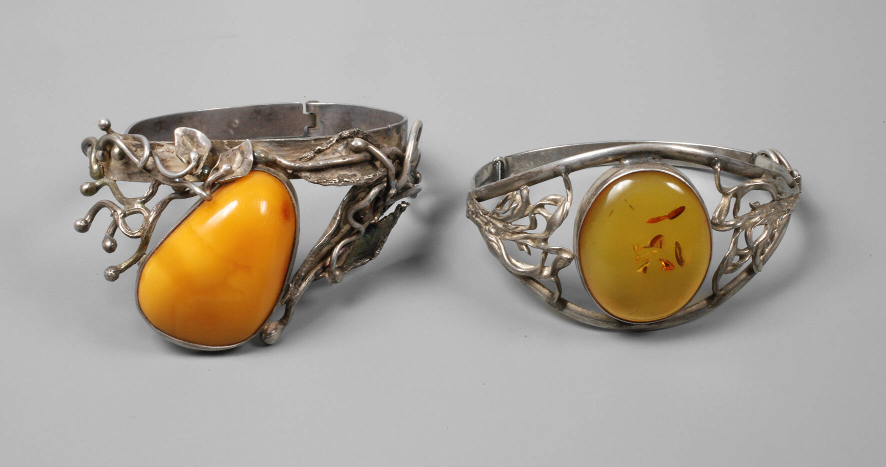 Zwei Armreife mit Bernsteinen