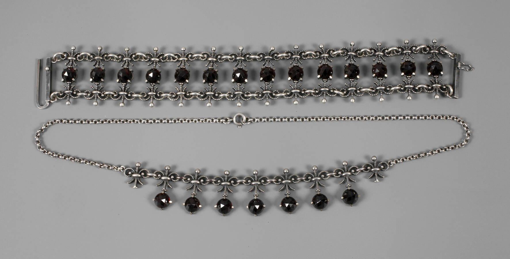 Schmuckset mit Granaten
