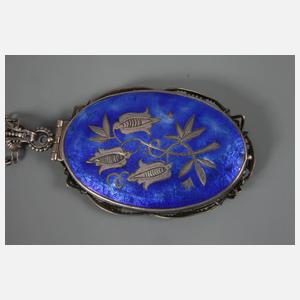 Großer Medaillonanhänger an Kette