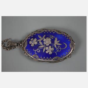 Großer Medaillonanhänger an Kette