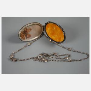 Großer Medaillonanhänger an Kette