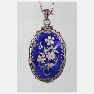 Großer Medaillonanhänger an Kette