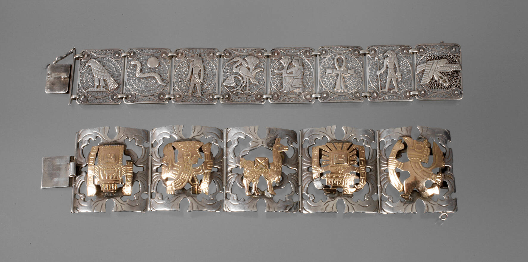 Zwei Armbänder mit ägyptischen Motiven