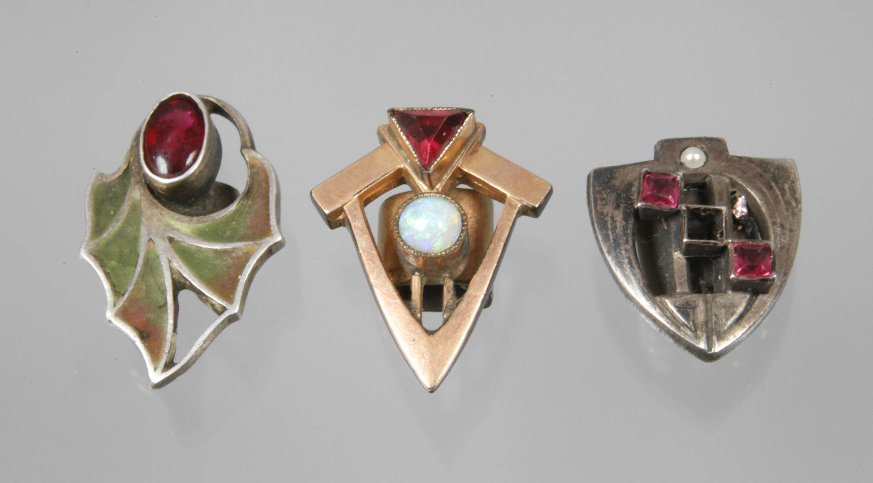 Drei Jugendstil-Kettenschieber