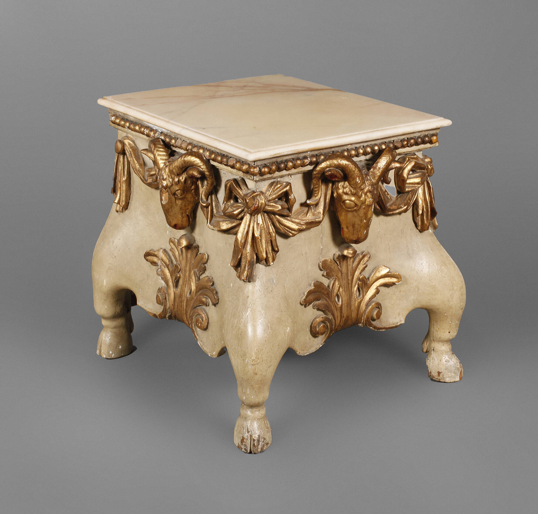 Spätbarockes Postament