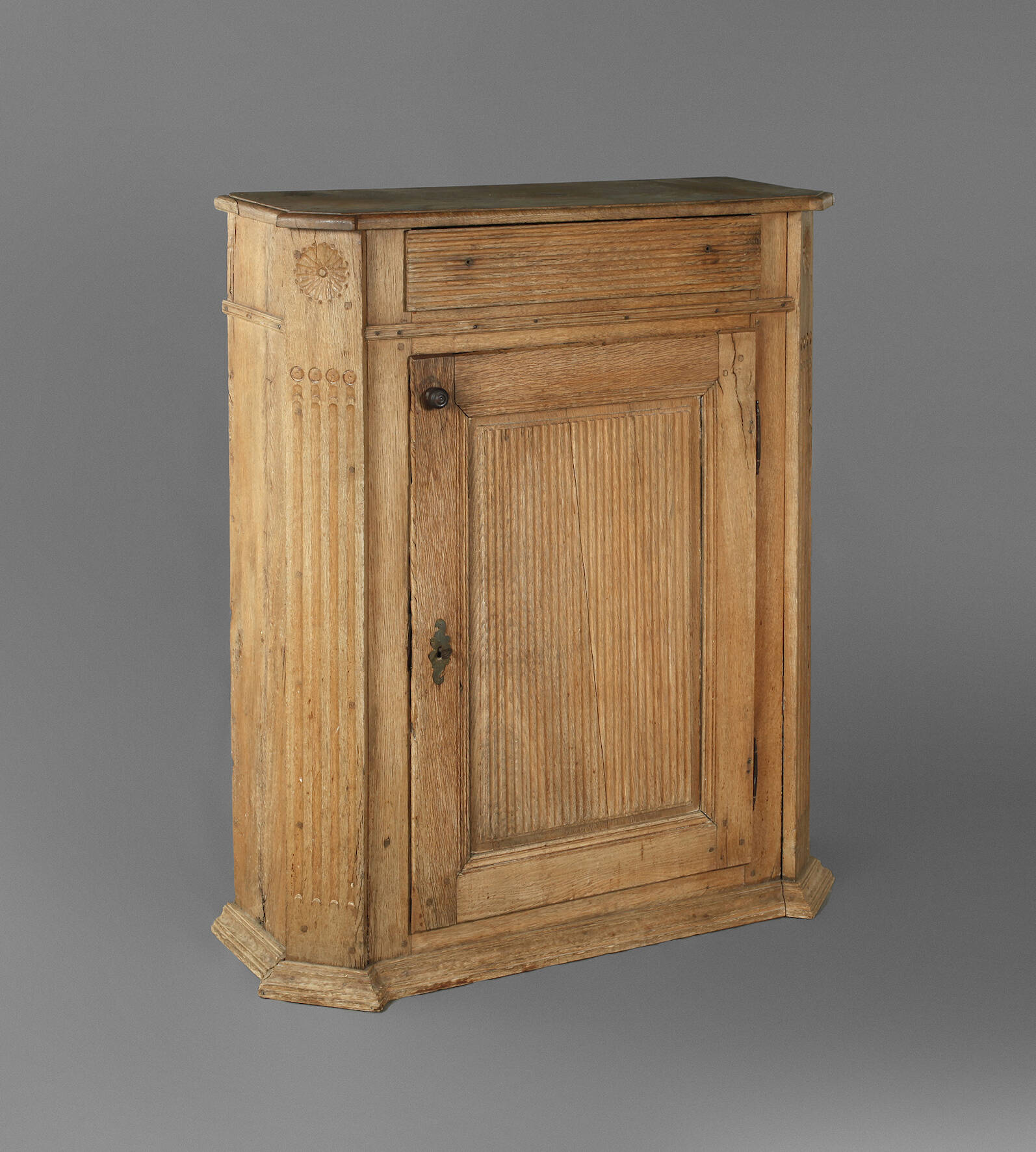 Bäuerlicher Halbschrank