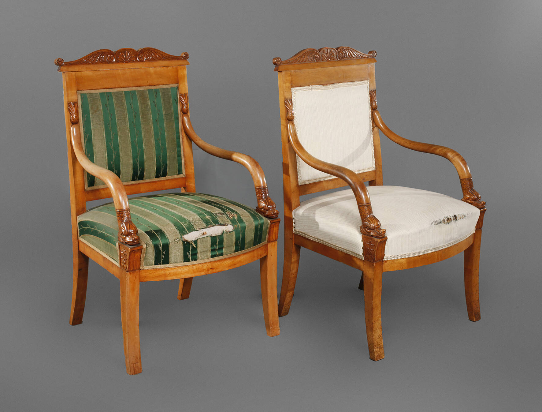 Paar Armlehnsessel mit Delphinen