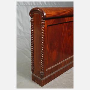 Kopf und Fußteil eines Bettes