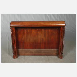 Kopf und Fußteil eines Bettes