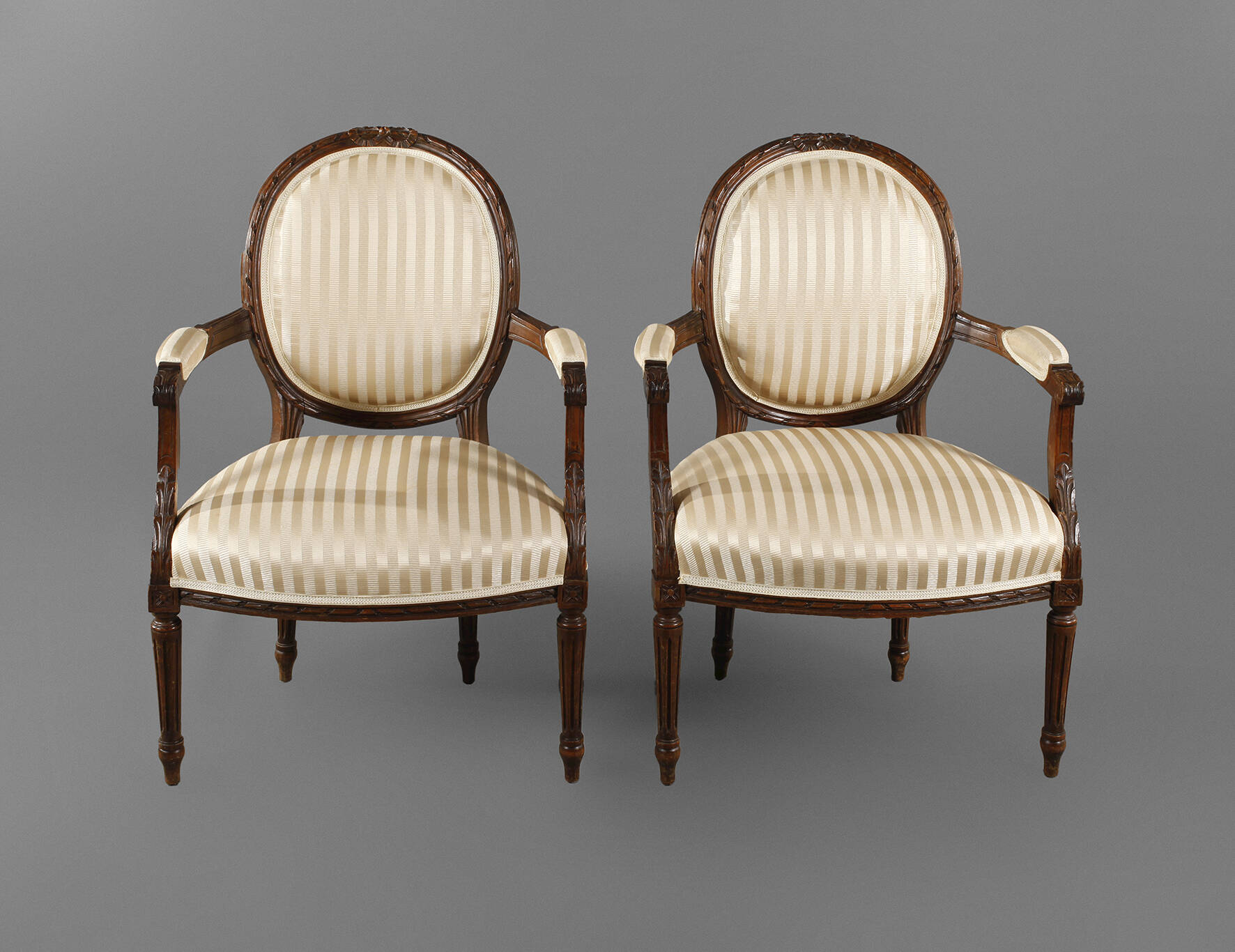 Paar neoklassizistische Sessel