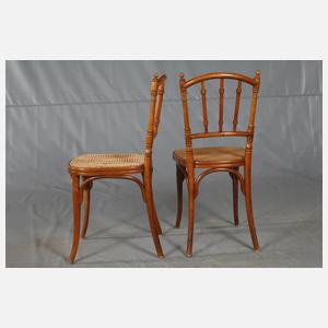 Zwei Kaffeehausstühle