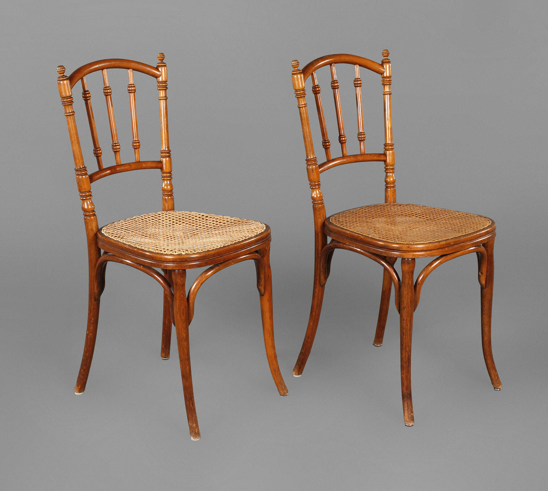 Zwei Kaffeehausstühle