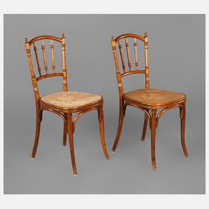 Zwei Kaffeehausstühle