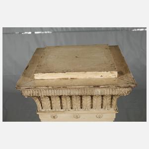 Klassizistisches Säulenpostament