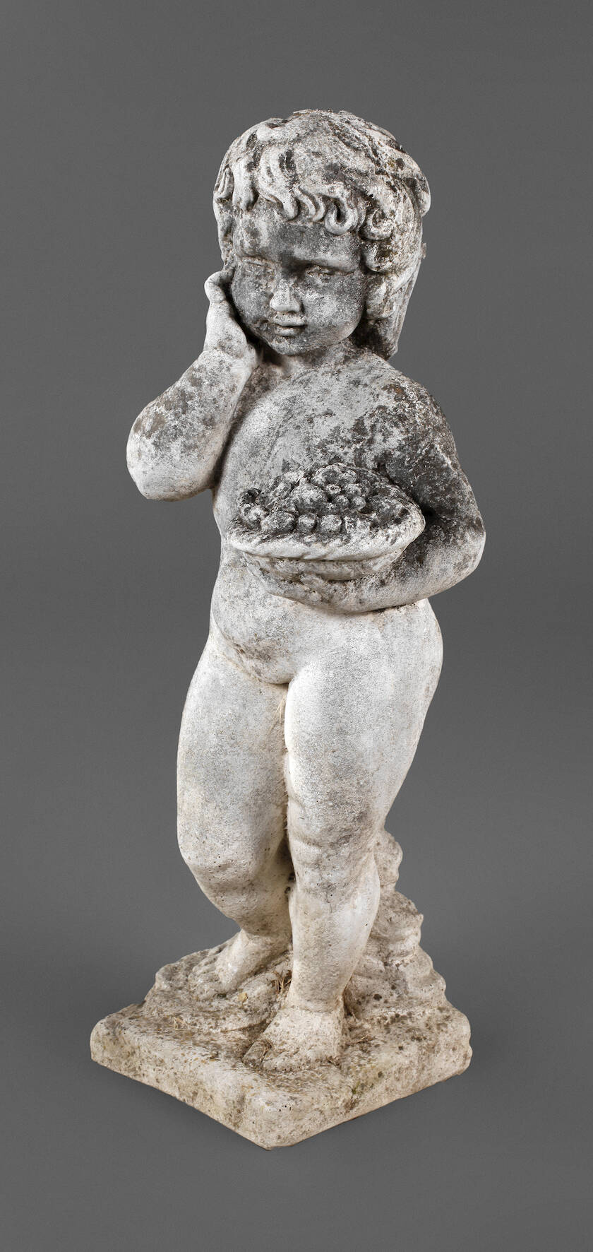 Gartenfigur Putto mit Früchtekorb