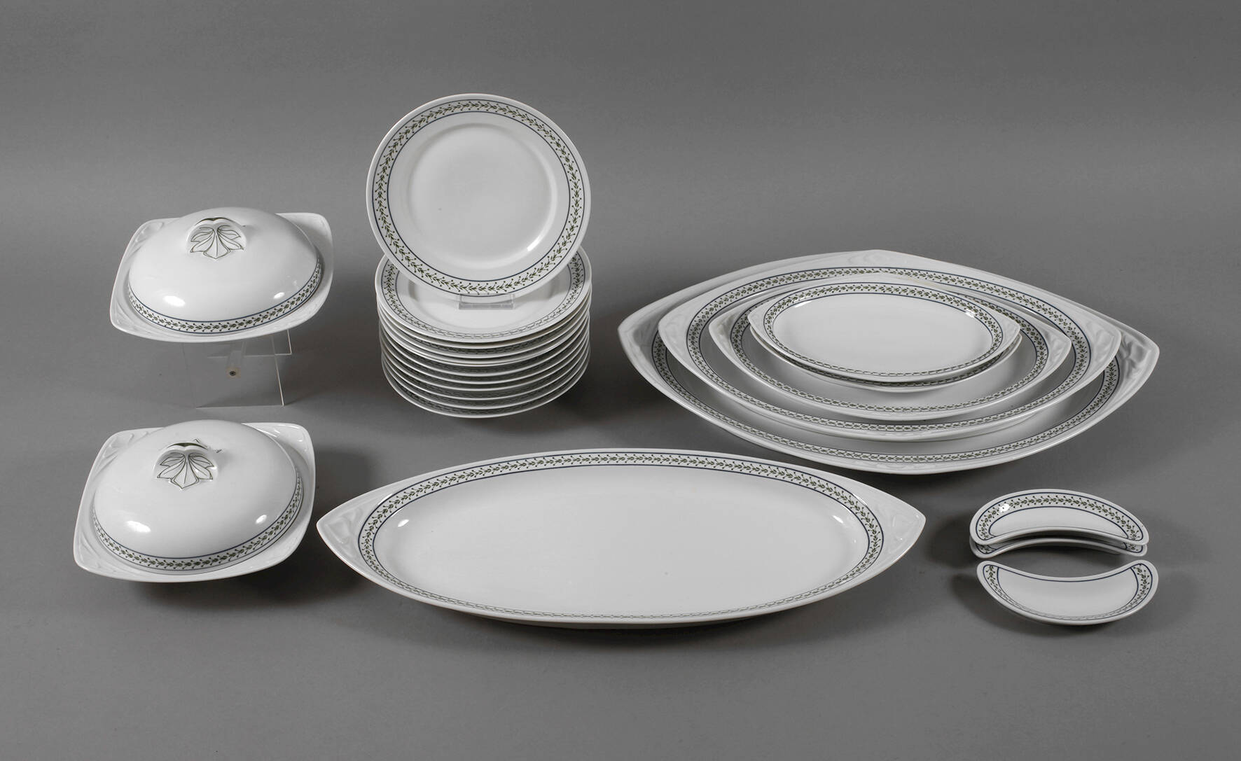 Burgau Speise-Restservice "Dreiblattband-Dekor"