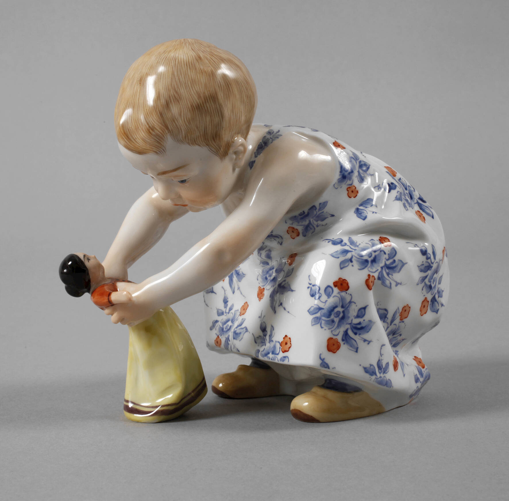 Meissen "Kind mit Puppe, tanzend"