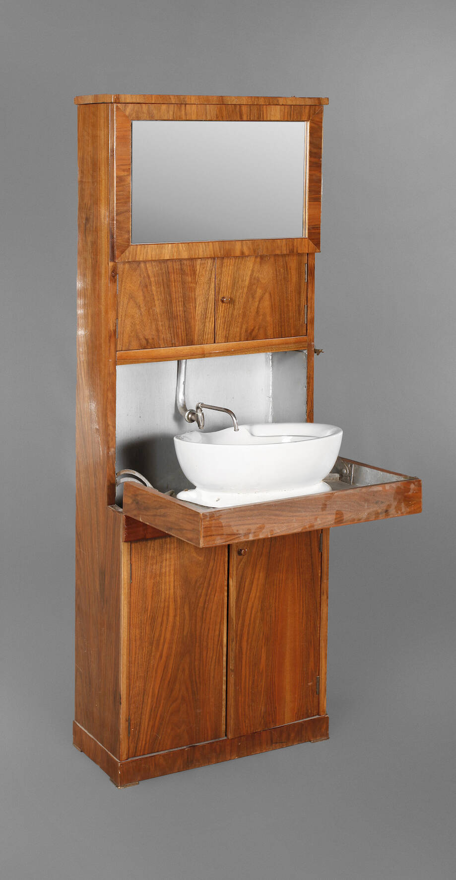 Waschschrank aus einem Schlafwagenabteil