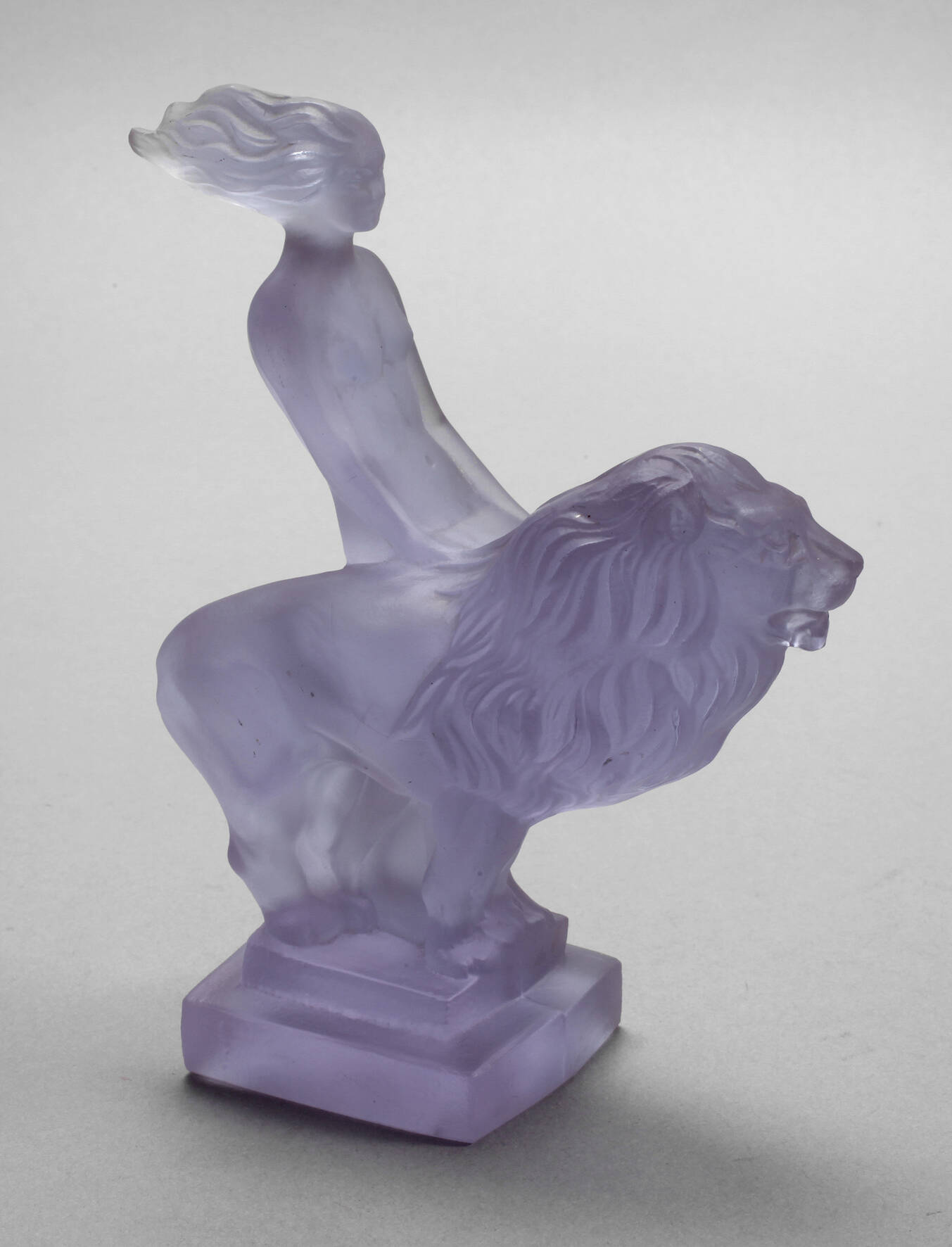 Art déco-Figur weiblicher Akt mit Löwe