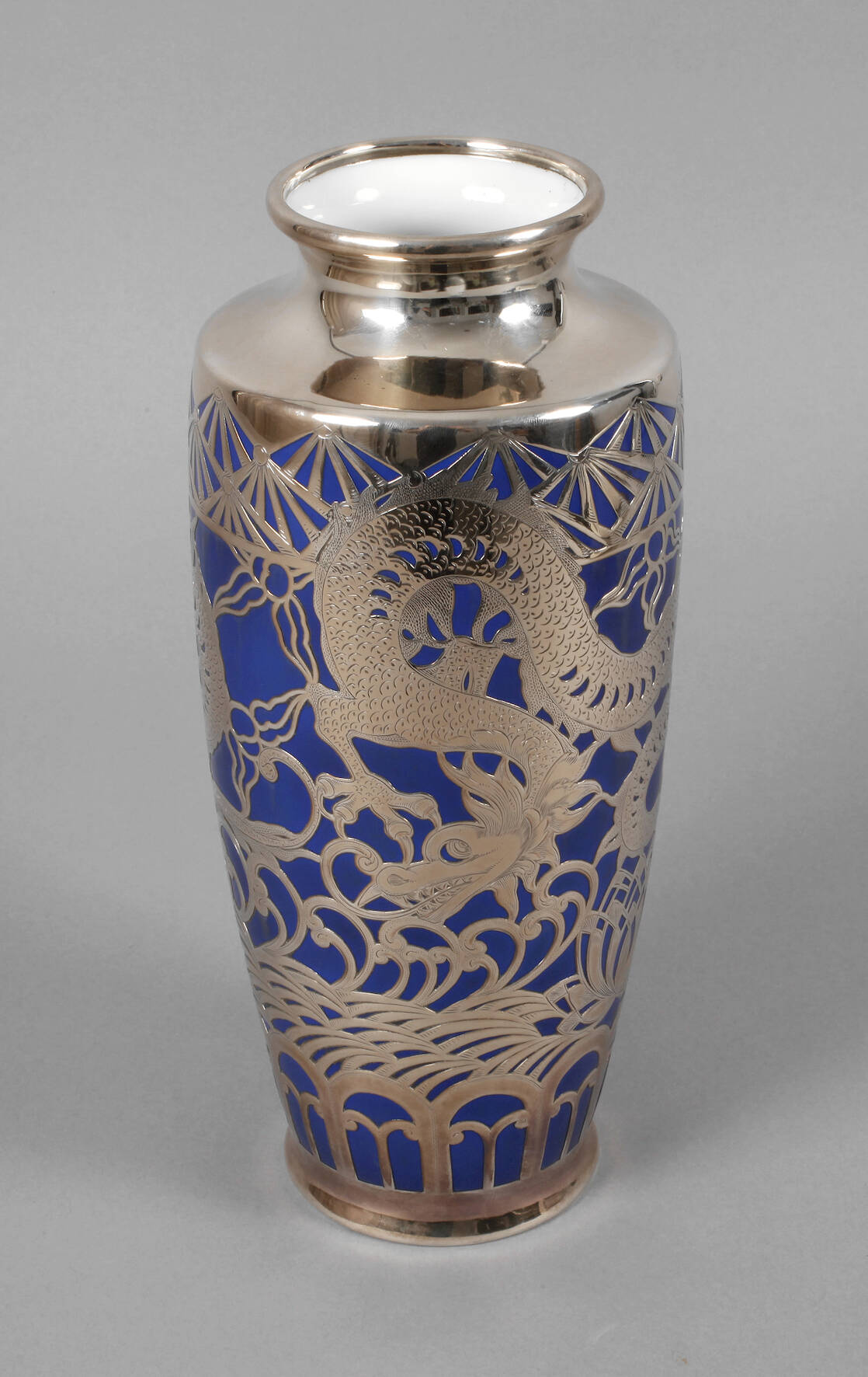 Gräf & Krippner Vase Drachenmotiv in Silberoverlay