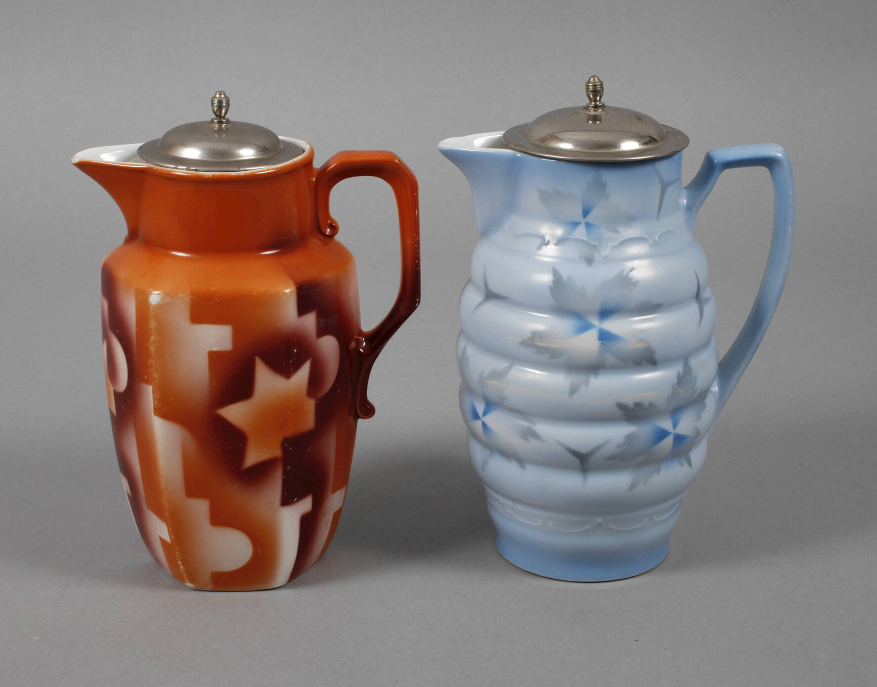 Könitz zwei Kakaokannen