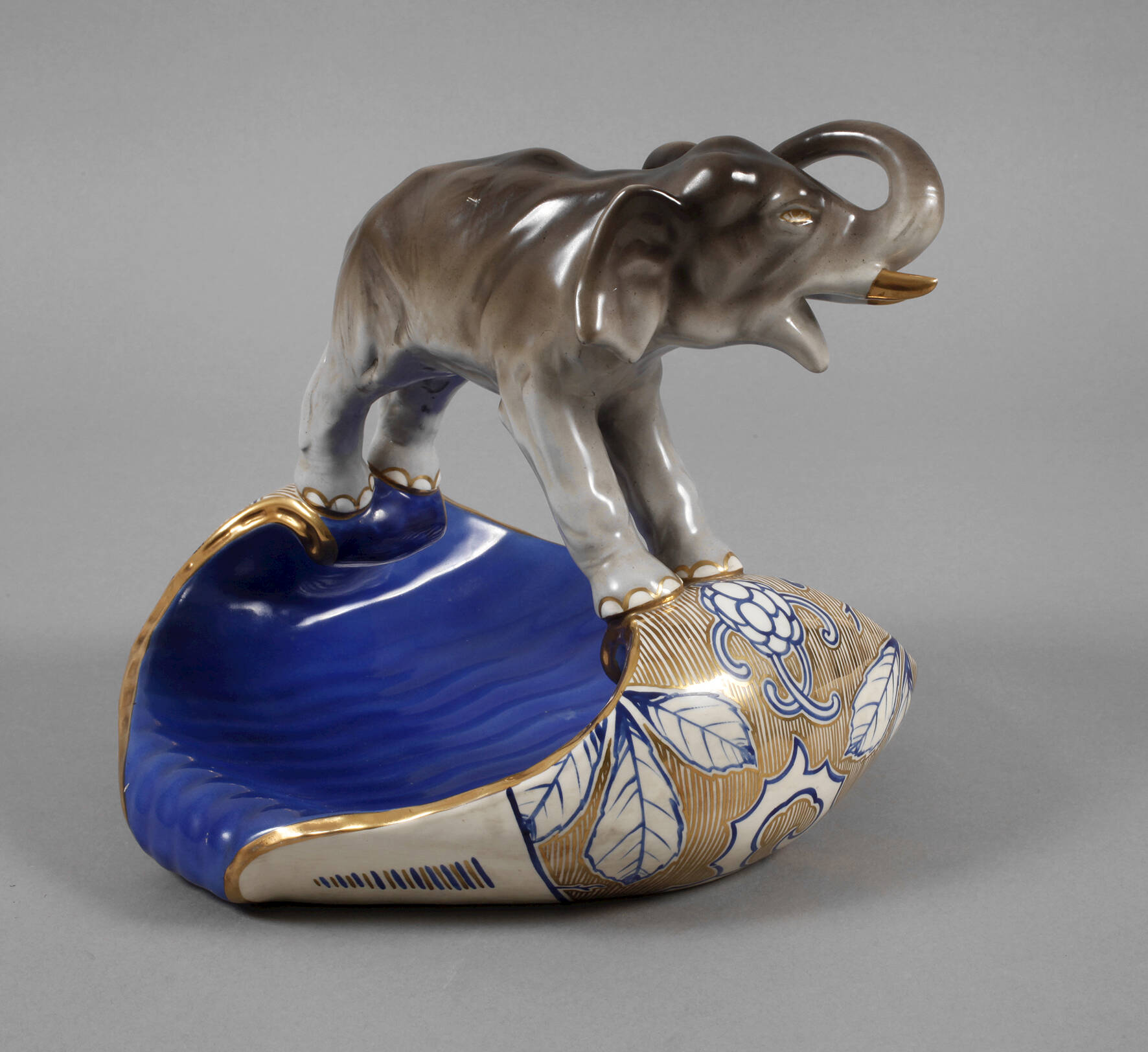 Royal Dux Böhmen Schale mit Elefant