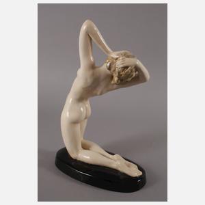 Keramos Wien "Kniender Frauenakt"