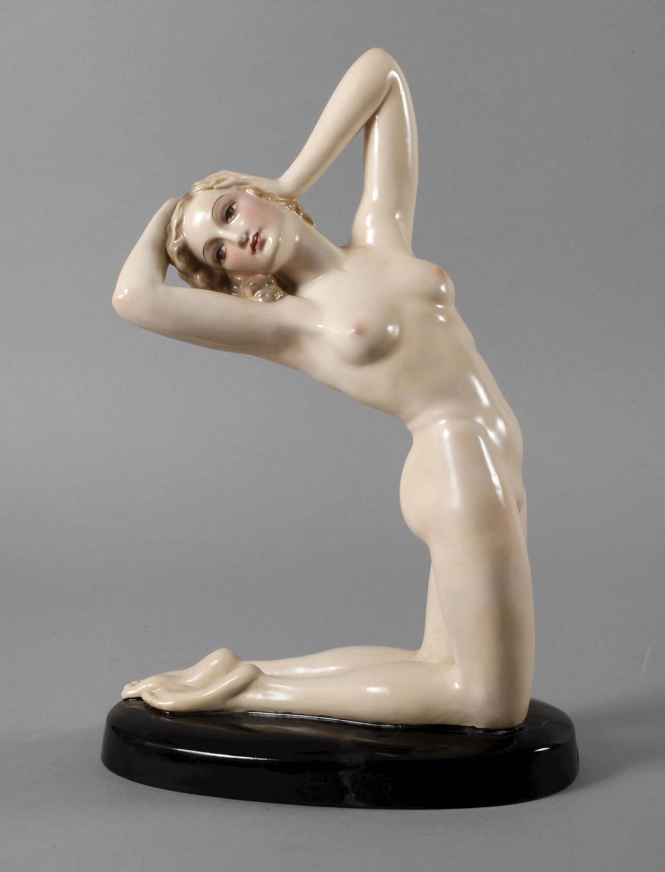 Keramos Wien "Kniender Frauenakt"