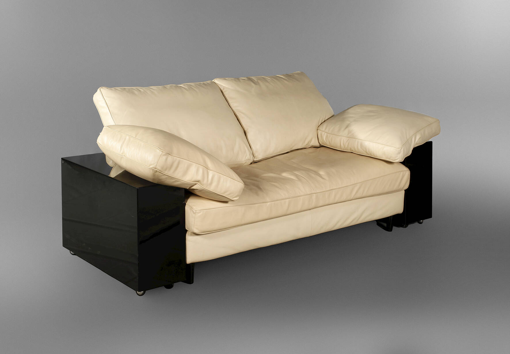 Eileen Gray, Lota Sofa