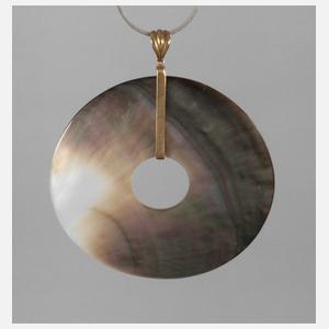 Designanhänger an Kette