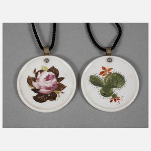 Zwei Porzellananhänger