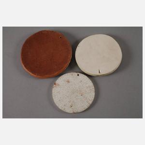 Drei Reliefplaketten